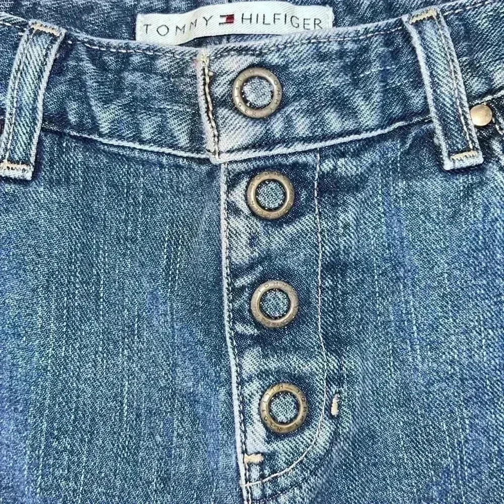 Tommy Hilfiger Denim Shorts H25 - Picture 3 of 6